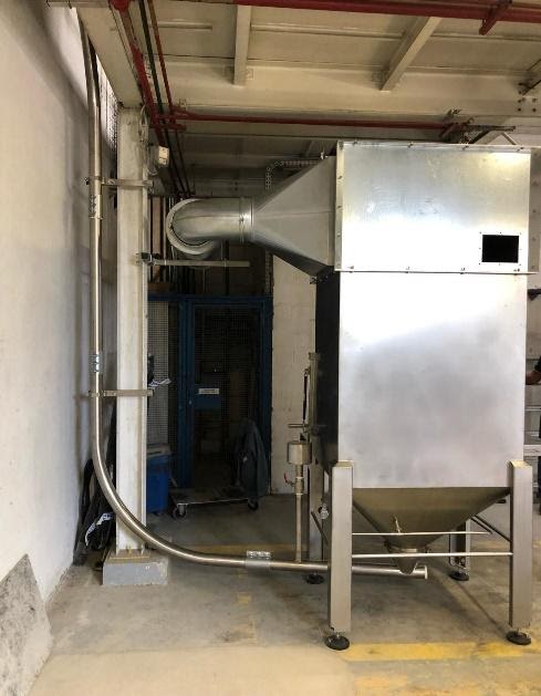Alimentation sous vide d’un réacteur par pompe à poudres avec trémie autonome.